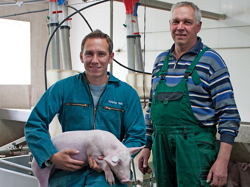 Landwirte Lothar Klöpfel und Jochen Klöpfel auf ihrem Betrieb
